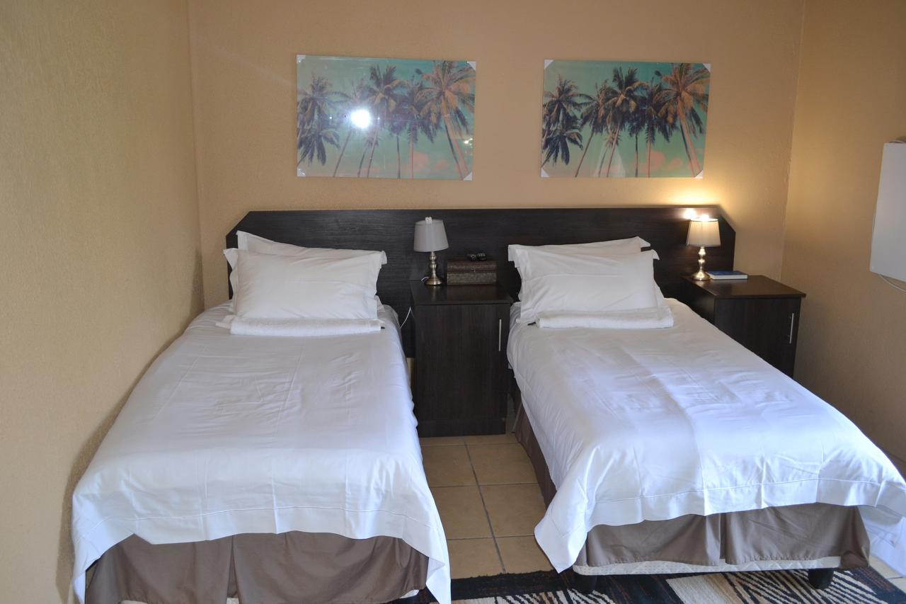 Oasis Of Life Guest House Witbank Esterno foto