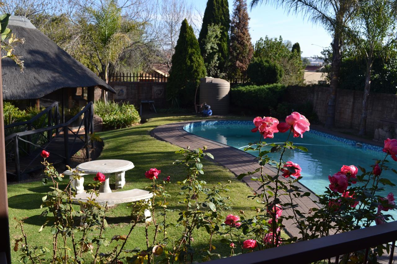Oasis Of Life Guest House Witbank Esterno foto